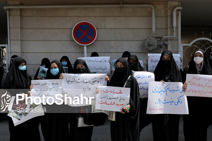 دختران مشهد در کنار خواهران افغانستانی خود ایستاده‌اند + عکس