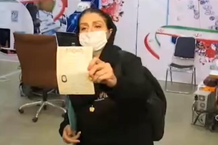حضور دختر موتورسوار در وزارت کشور برای ثبت‌نام انتخابات ریاست‌جمهوری + فیلم