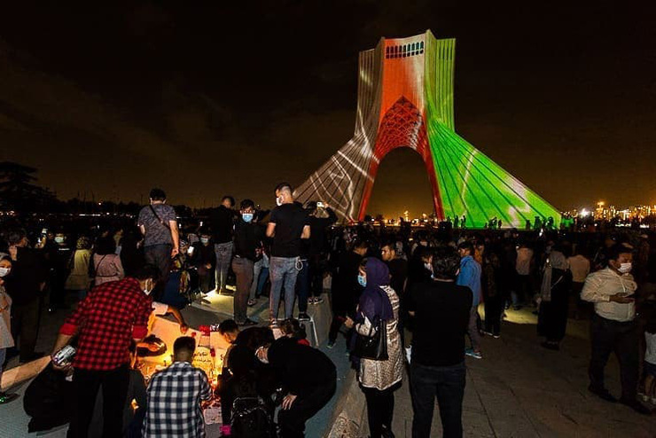 نمایش پرچم افغانستان بر روی برج آزادی تهران + عکس و فیلم