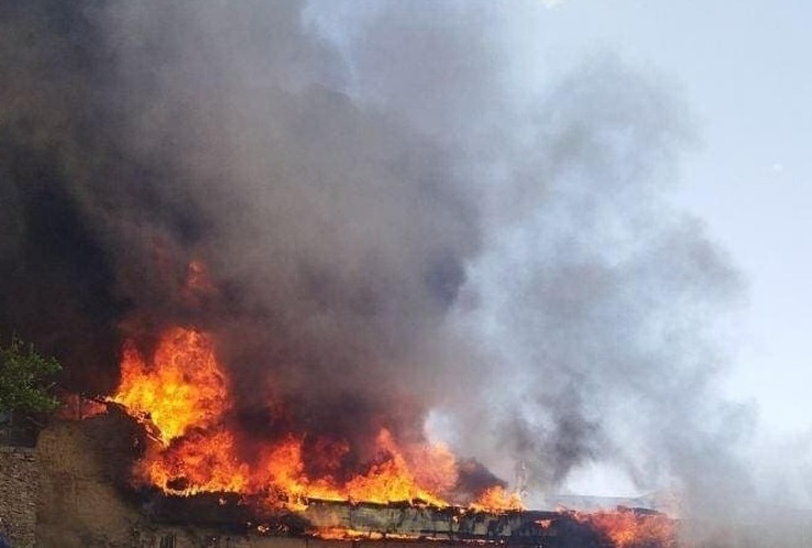 آتش سوزی شدید در روستای زشک مشهد + فیلم و عکس