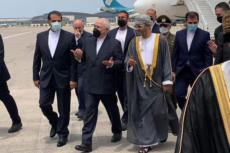 ظریف با استقبال وزیر خارجه عمان وارد مسقط شد