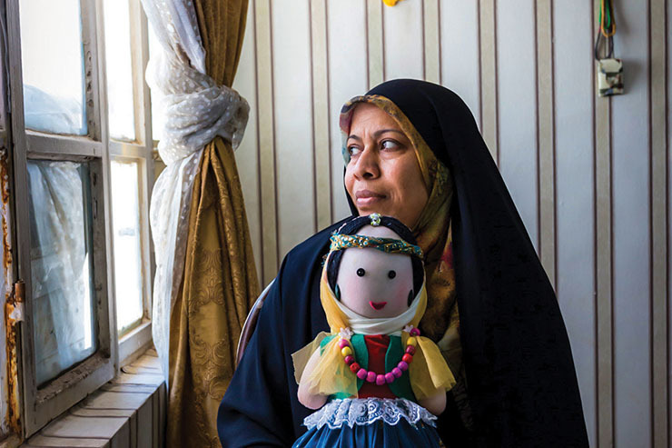 گزارشی از هنرمندمحله جلالیه که عروسک‌های دست‌ساز سنتی می‌سازد