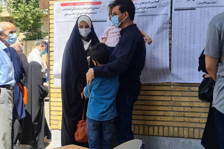 آذری جهرمی به همراه خانواده پای صندوق رای + عکس