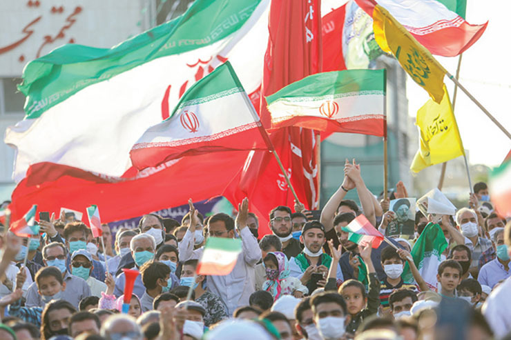 جشن پیروزی هواداران رئیس‌جمهور منتخب در عرصه میدان‌شهدا مشهد
