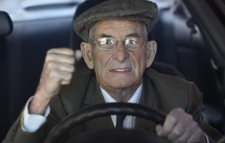 از سختی‌های رانندگی برای میان سالان و سالمندان چه می‌دانیم؟