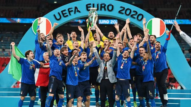 ویدئو| جشن قهرمانی و مراسم اهدای جام یورو به ایتالیا