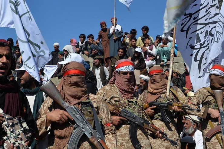 اعدام ۲۲ کماندوی تسلیم شده افغان توسط طالبان + فیلم