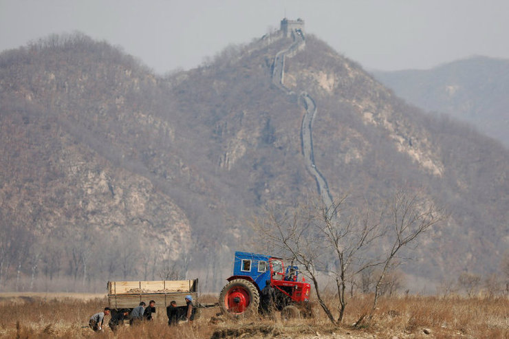 به دستور اون زنان متاهل در کره شمالی باید در ساخت دیوار مرزی با چین همکاری کنند