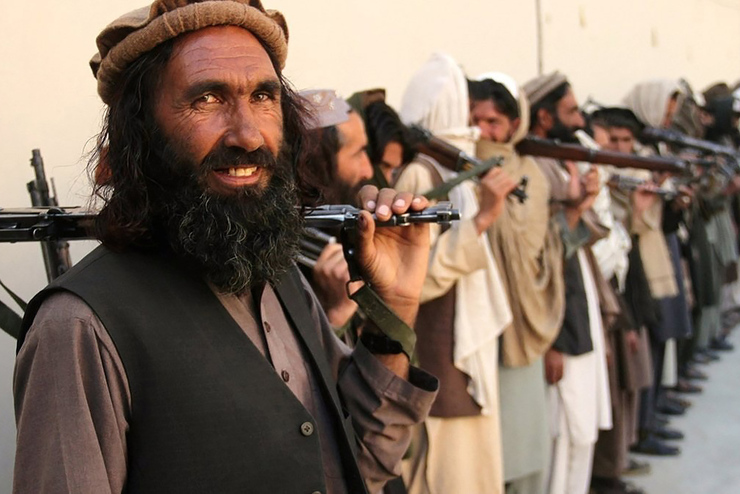 زندانیان آزاد شده طالبان فعال در میدان جنگ | فرمانده طالبان در لشکرگاه یک زندانی آزاد شده است