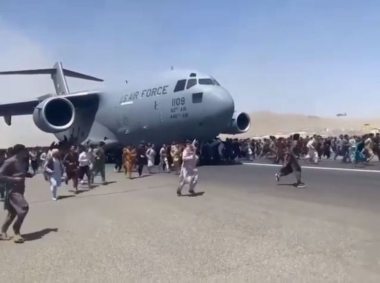هجوم مردم به سوی یک هواپیمای نیروهای آمریکایی در فرودگاه کابل + فیلم
