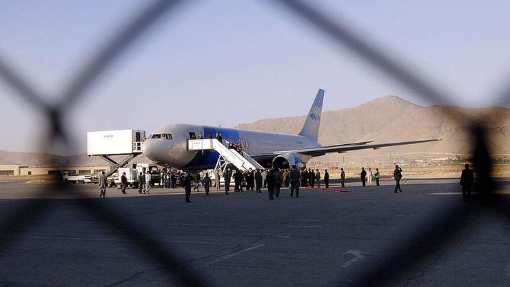 نحوه باز کردن مسیر پروزار هواپیما در فرودگاه کابل + فیلم