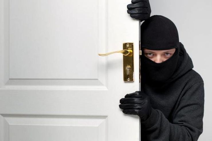 ویدئو| روش جدید دزدها برای ورود به منازل مسکونی!