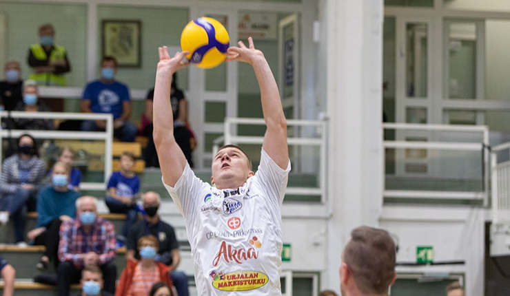 پاسور تیم ملی والیبال استونی در جمع سیرجانی‌ها