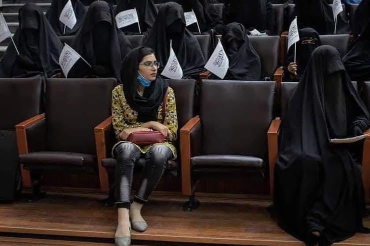 ماجرای پوشش متفاوت دختر افغان در جلسه زنان حامی طالبان + عکس