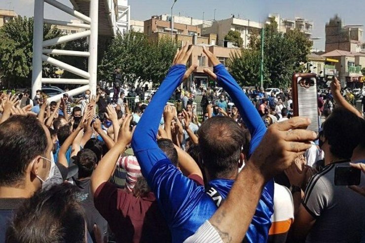 تجمع اعتراضی هواداران استقلال بعد از هشدار باشگاه+عکس