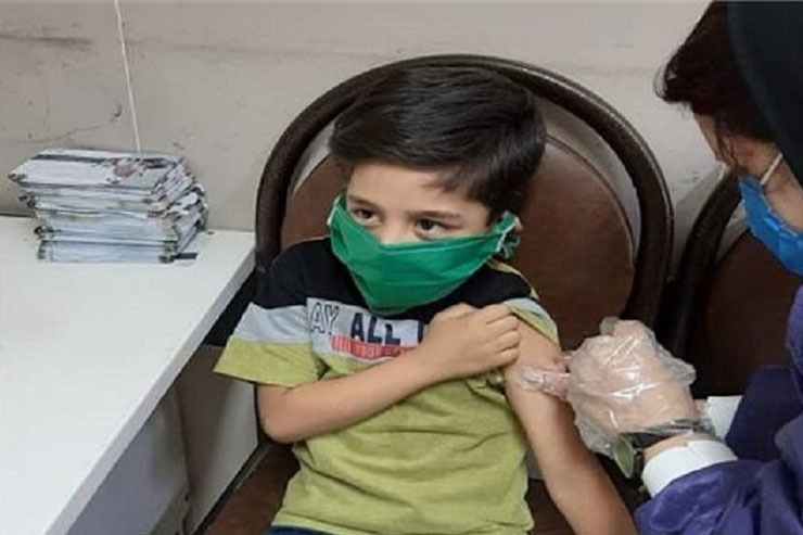 واکسیناسیون دانش‌آموزان مشهد در انتظار تامین واکسن
