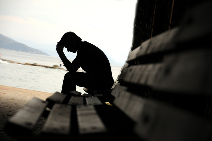 علائم افسردگی پنهان | ۸ نشانه‌ای که می‌گویند شما افسرده هستید