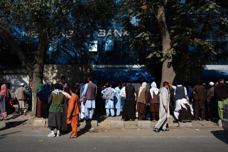 صف‌های طولانی مردم در پشت درب بانک‌ها در افغانستان + عکس
