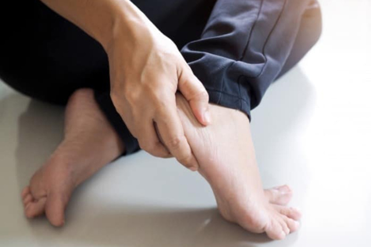 عوارض و آسیب های پا برهنه قدم زدن در خانه