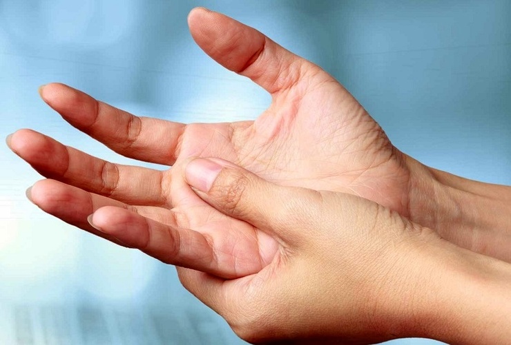 خواب رفتگی انگشتان دست نشانه کدام بیماری است؟ + راه‌های درمان آن