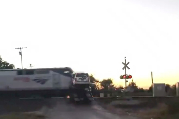 لحظه برخورد قطار با یک کامیون حمل خودرو در آمریکا + فیلم