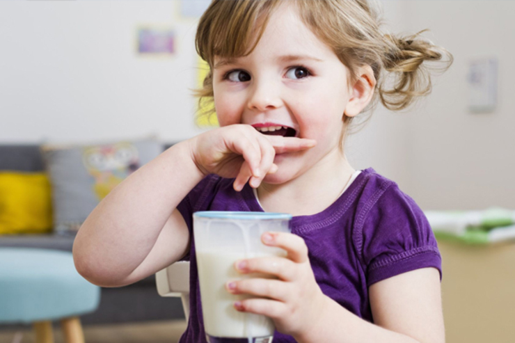 به کودکان شیر پرچرب بدهیم یا کم چرب؟