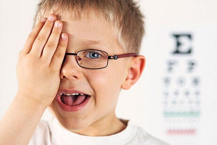 این نشانه‌های هشدار تنبلی چشم کودکان را جدی بگیرید