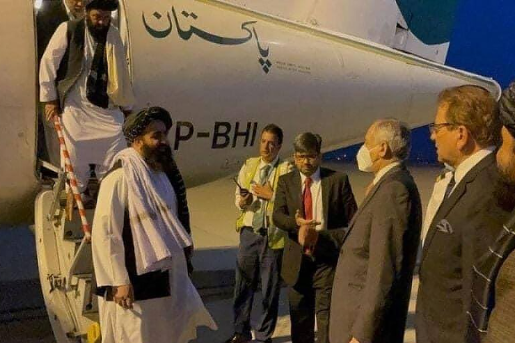 انتقادات به سفر وزیر خارجه طالبان با هواپیمای پاکستانی به اسلام آباد