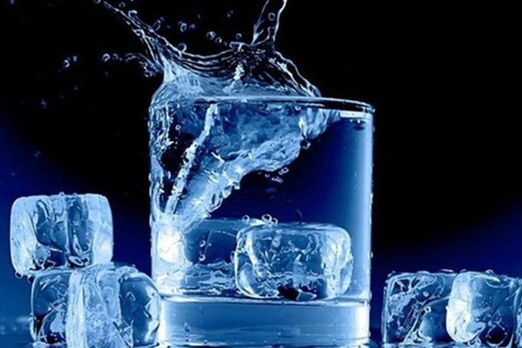 نوشیدن آب سرد چه خواص و خطراتی دارد؟