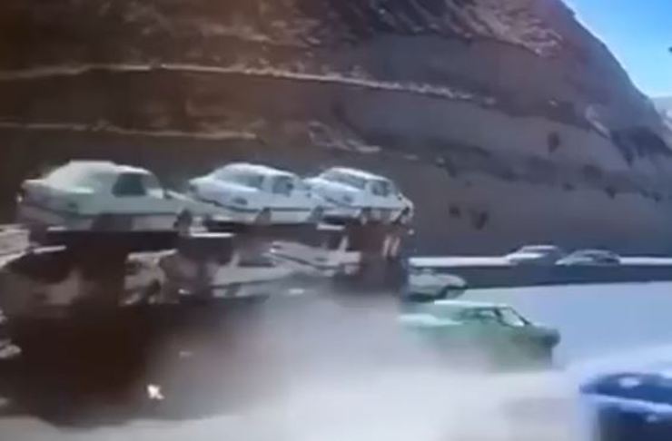 تصادف وحشتناک تریلی حمل خودرو در جاده فسا به شیراز + فیلم