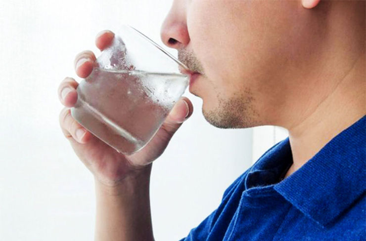 با نوشیدن آب از دیسک کمر و گردن درد راحت شوید