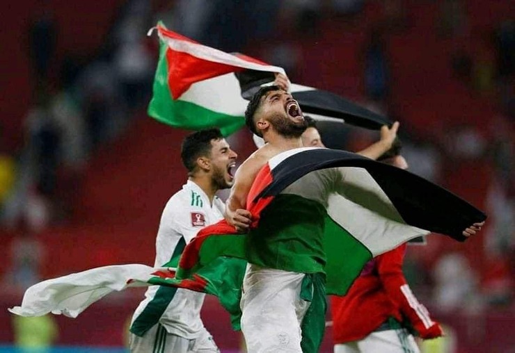 پرچم فلسطین روی دستان الجزایری‌ها+عکس