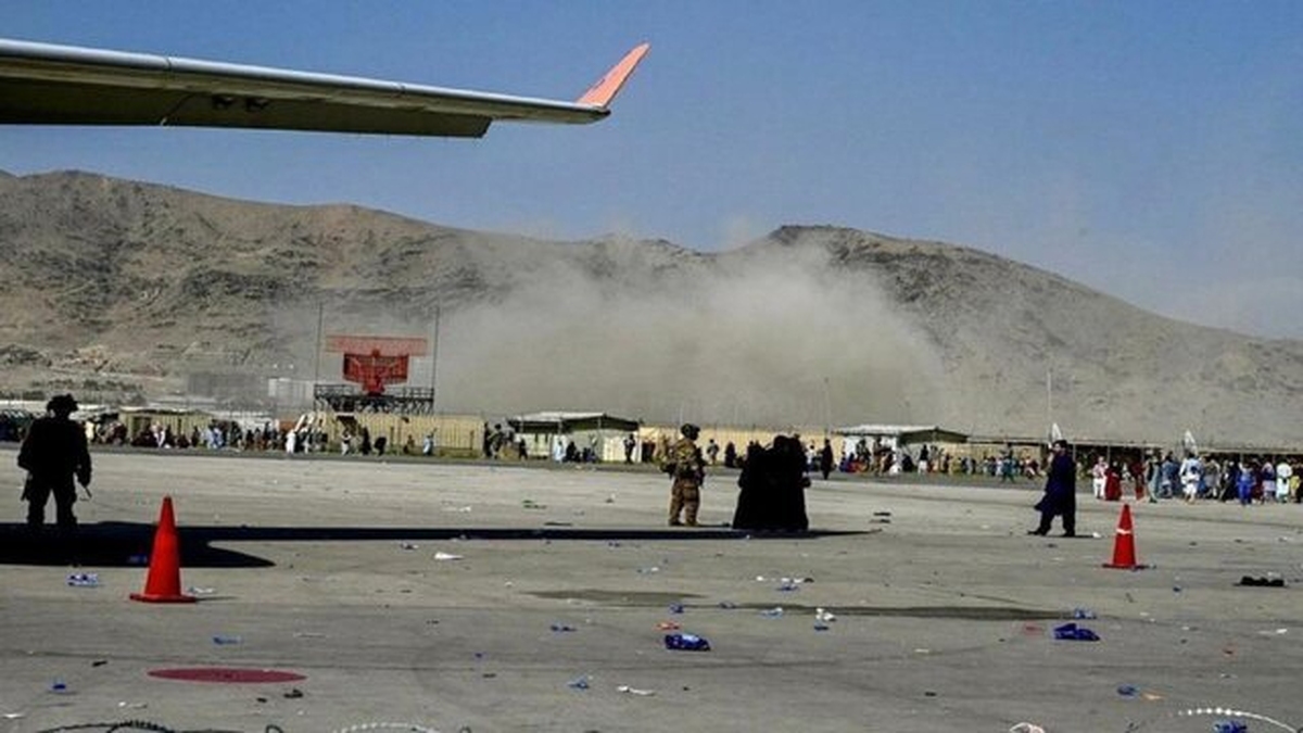 افزایش شمار قربانیان در انفجارِ فرودگاه نظامی کابل به ۱۴ کشته