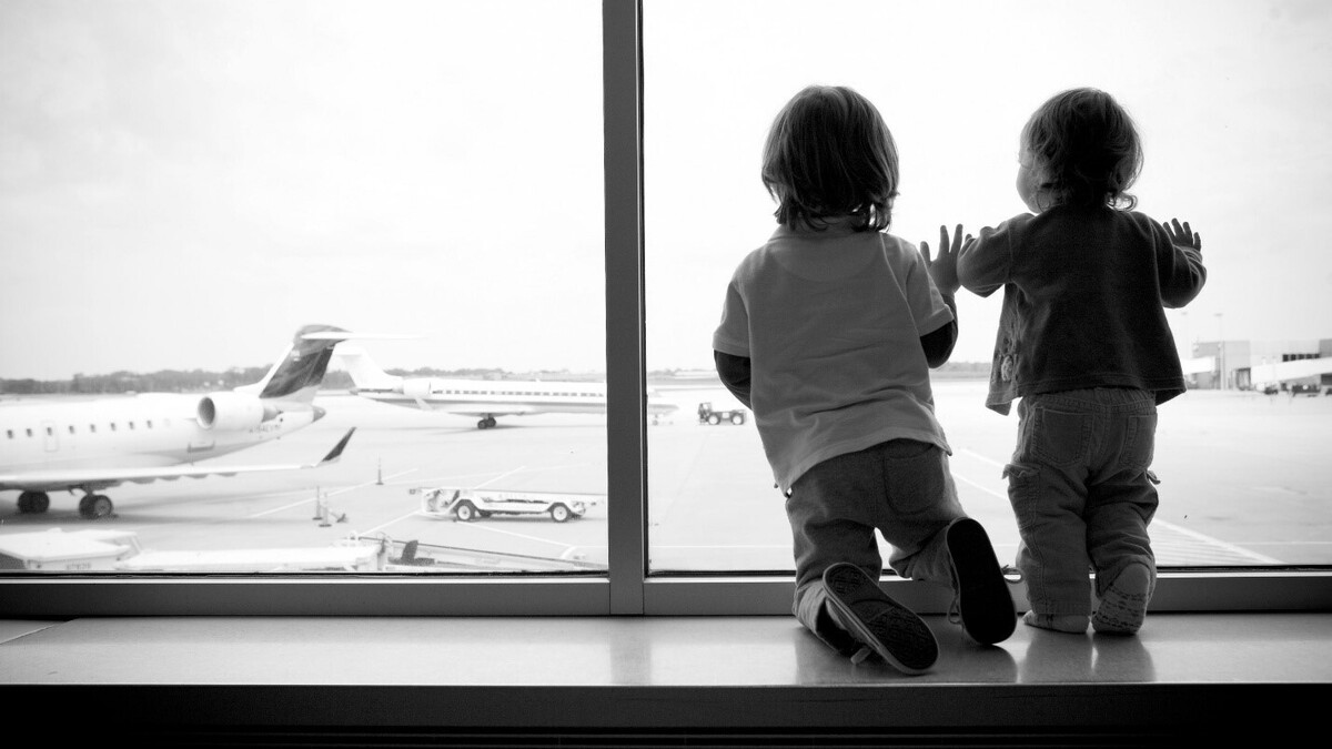 در سفر با قطار یا هواپیما، کودکان را چطور سرگرم کنیم؟