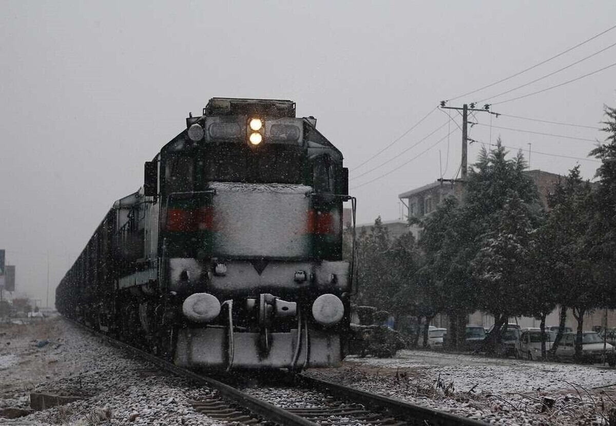 سرمای فریمان ۴ قطار دیگر را زمین گیر کرد | انتقال مسافران به مشهد با اتوبوس