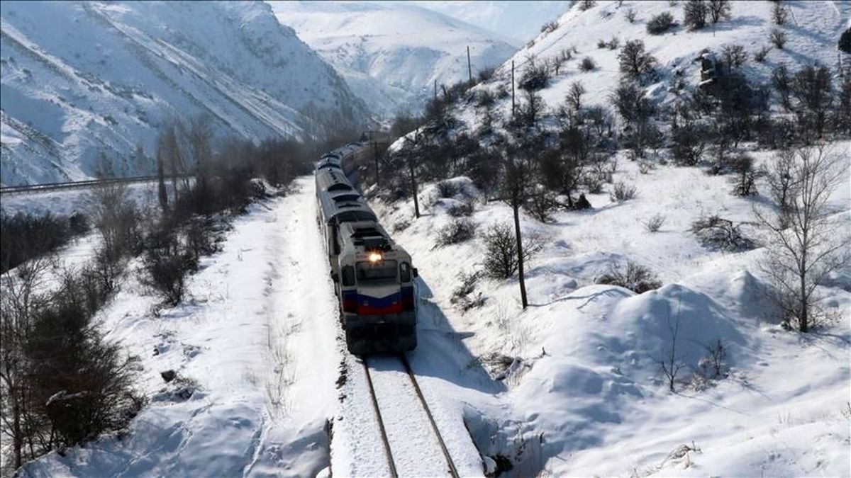 خروج بیش از ۱۰ هزار مسافر با قطار‌های فوق‌العاده از مشهد