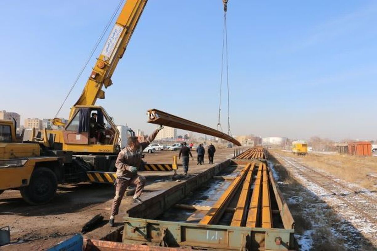 ورود اولین محموله ریل‌های تولید ملی مترو به مشهد