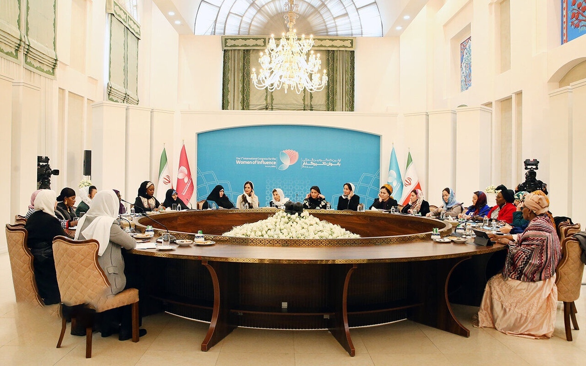 تصویر جمیله علم‌الهدی همسر رئیس‌جمهور در کنار همسران روسای چهار دولت خارجی