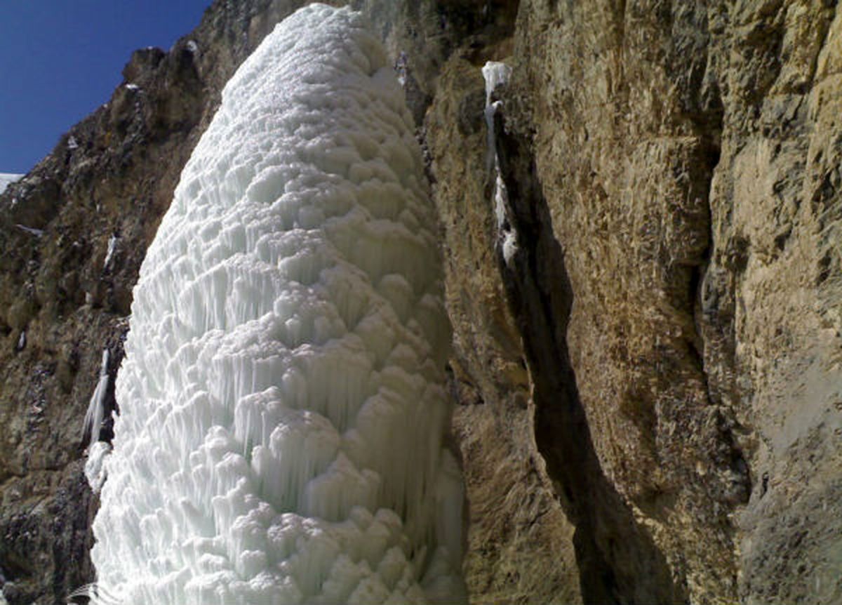ویدئو| یخ زدن آبشار سنگان در تهران