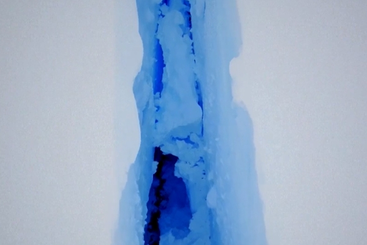 لحظه شکسته شدن یک کوه یخ عظیم در قطب جنوب + فیلم