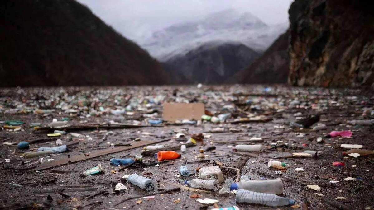 ویدئو| تبدیل رودخانه بالکان به زباله‌دانی