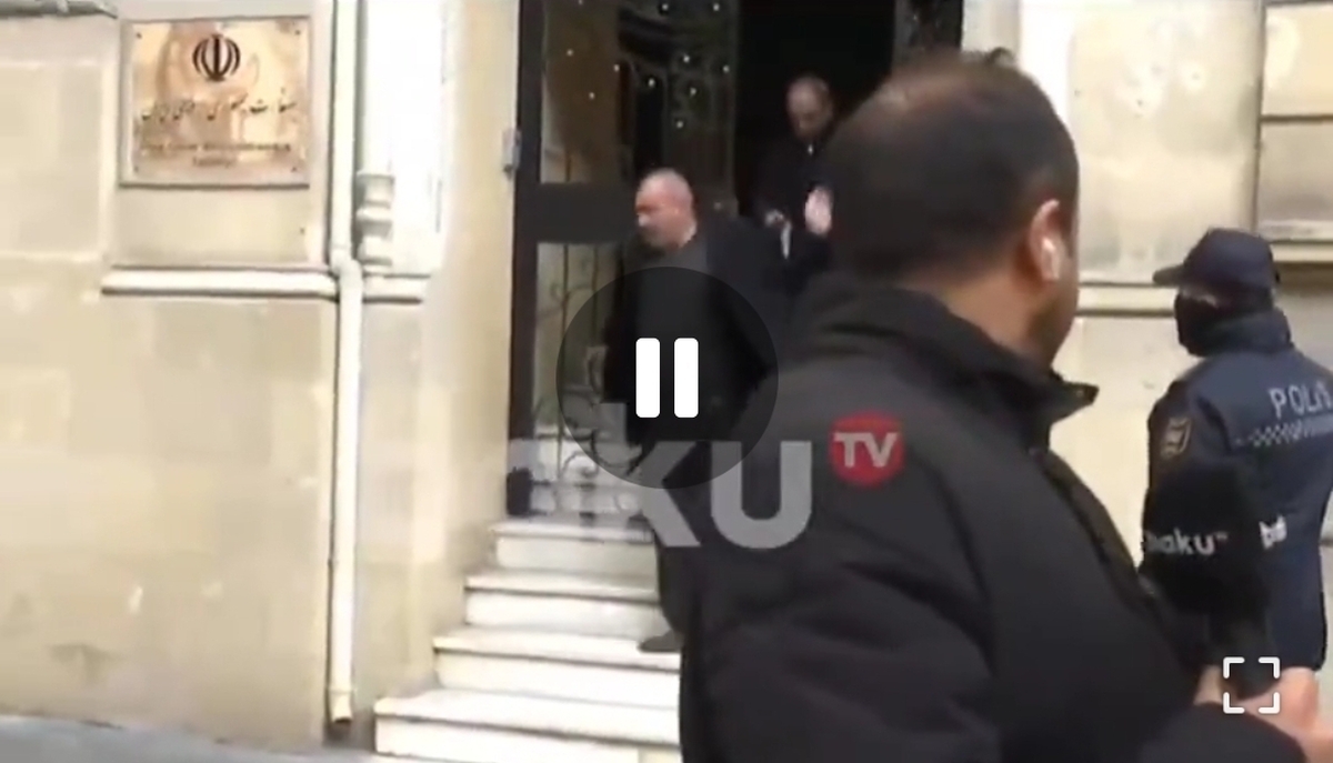 کارمندان سفارت ایران در باکو سفارت را ترک کردند + فیلم