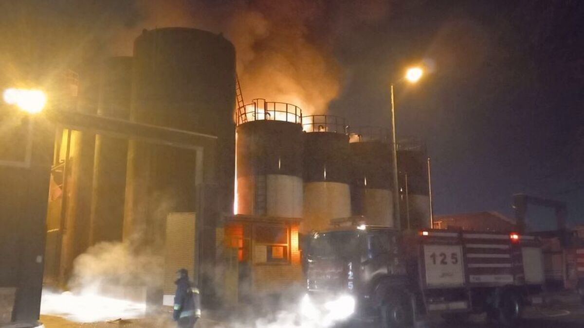 علت آتش‌سوزی در کارخانه تصفیه روغن در آذرشهر چه بود؟