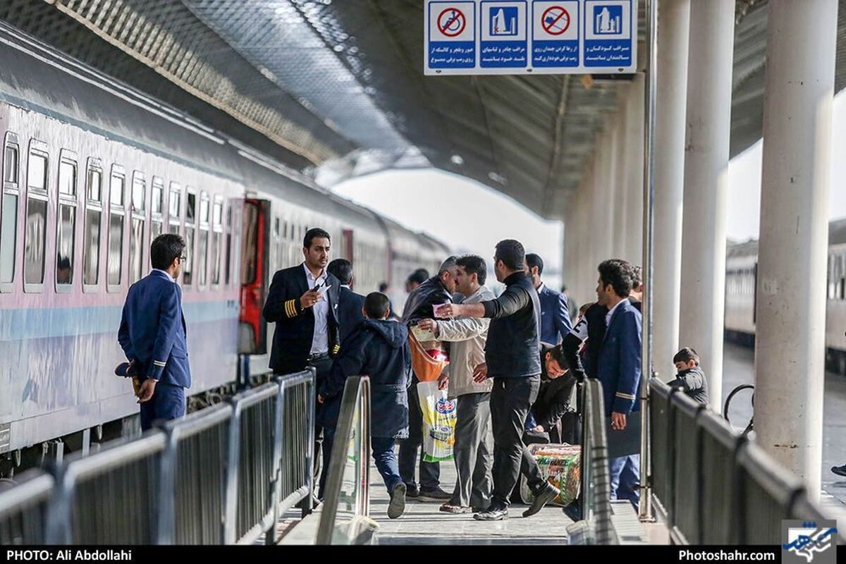 مسافران از خدمات حمل و نقل ریلی گلایه دارند | ستاره‌های کم فروغ در قطار‌های مسافربری مشهد