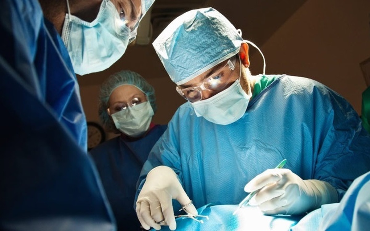 در یک جراحی نادر یک جنین مرده از سر قل زنده‌اش بیرون آورده شد!