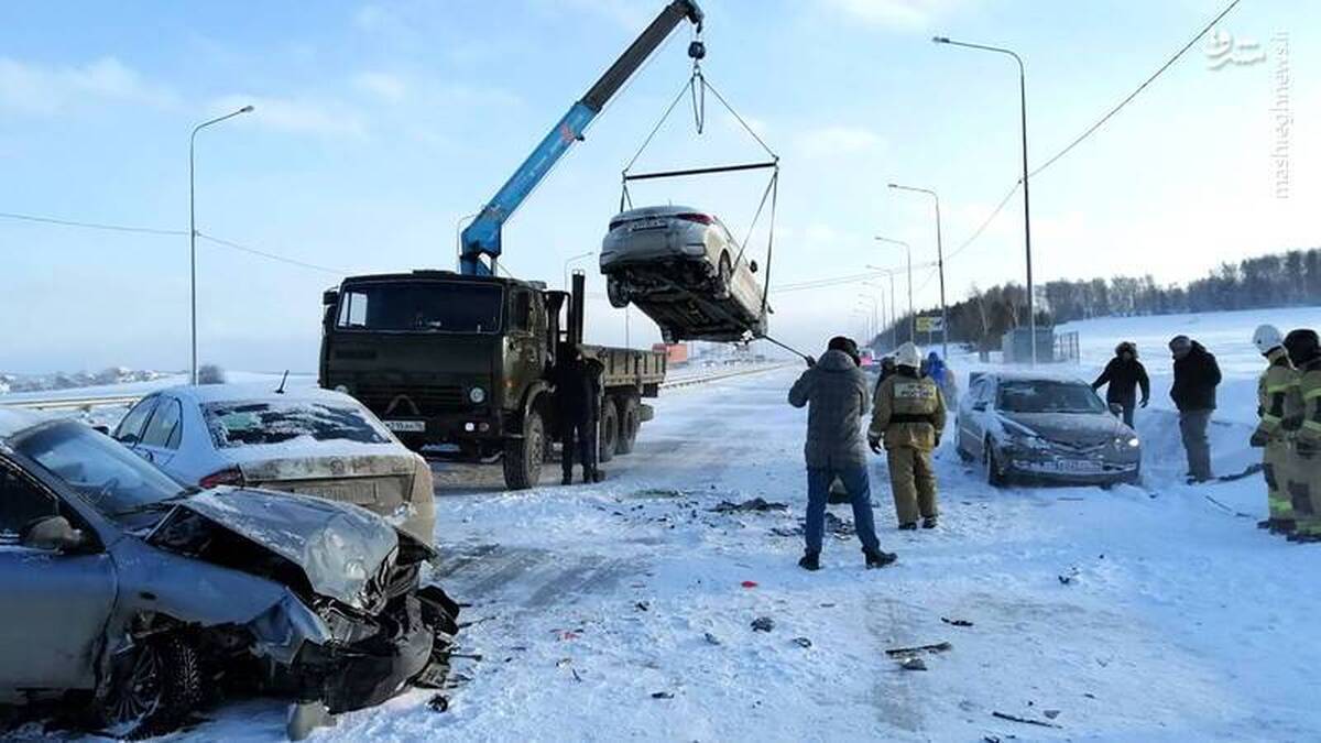 ویدئو| تصادف زنجیره ای ۲۱  تریلی و کامیون در جاده برفی روسیه