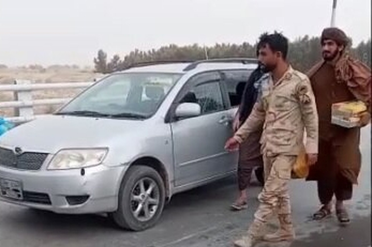 ویدئو | رفتار عجیب طالبان با سرباز ایرانی | دستگیری با کتک، آزادی با شیرینی