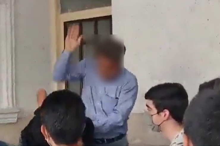 فیلم تنبیه بدنی یک دانش‌آموز در شیراز | آموزش و پرورش پیگیری خواهد کرد