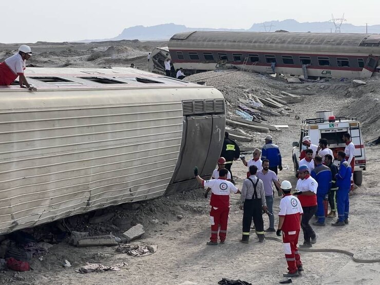 انتقال مسافران قطار حادثه دیده به طبس