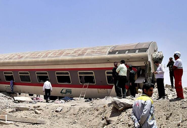 اجساد جانباختگان حادثه قطار مشهد یزد به پزشکی قانونی انتقال یافتند